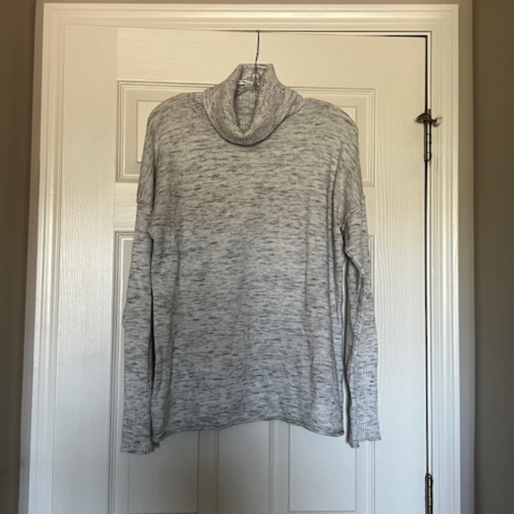 Women's R&D Style Gray & White Turtleneck. Size Large.  Good Condition